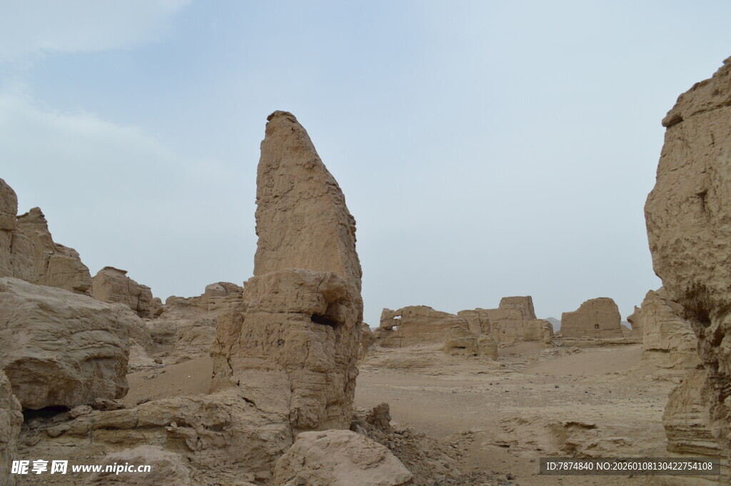 沙漠中的古老石建筑遗迹