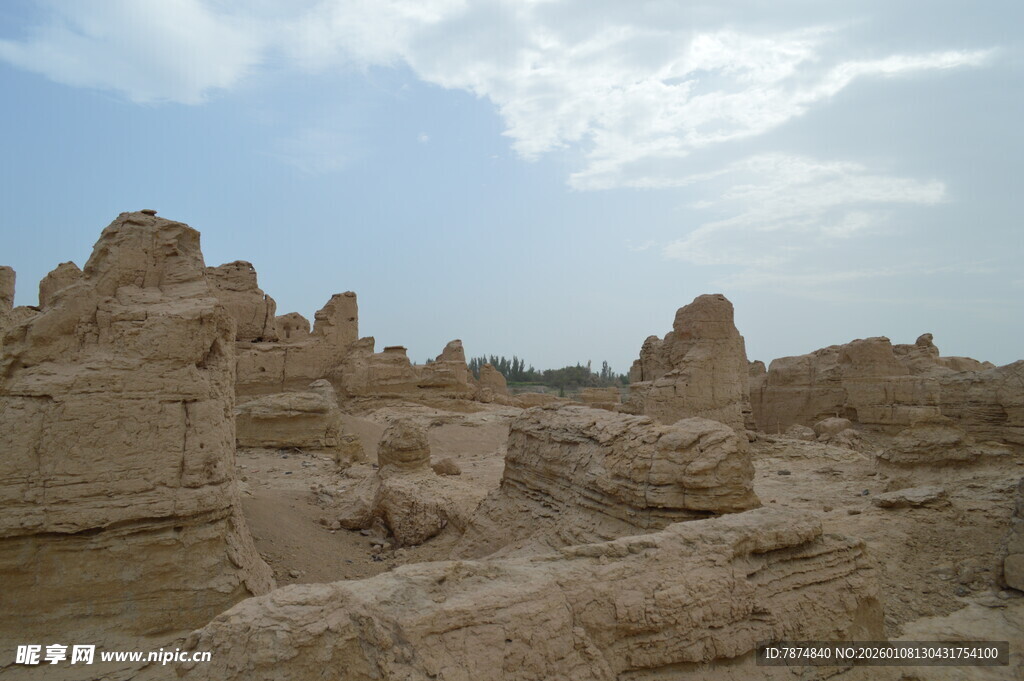 沙漠中的古老土堆遗迹