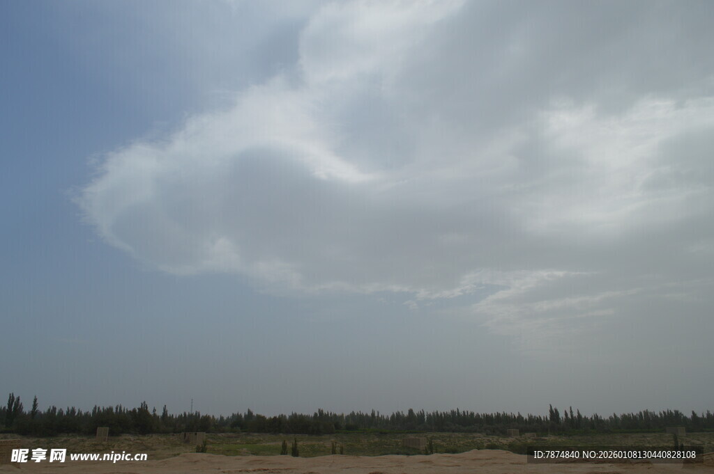 天空中飘浮的大片云朵