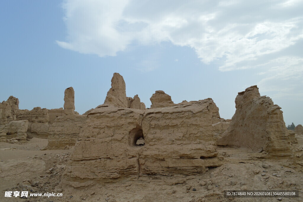 沙漠中的古老神秘建筑群