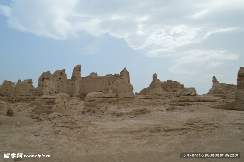 沙漠中的古老建筑遗迹