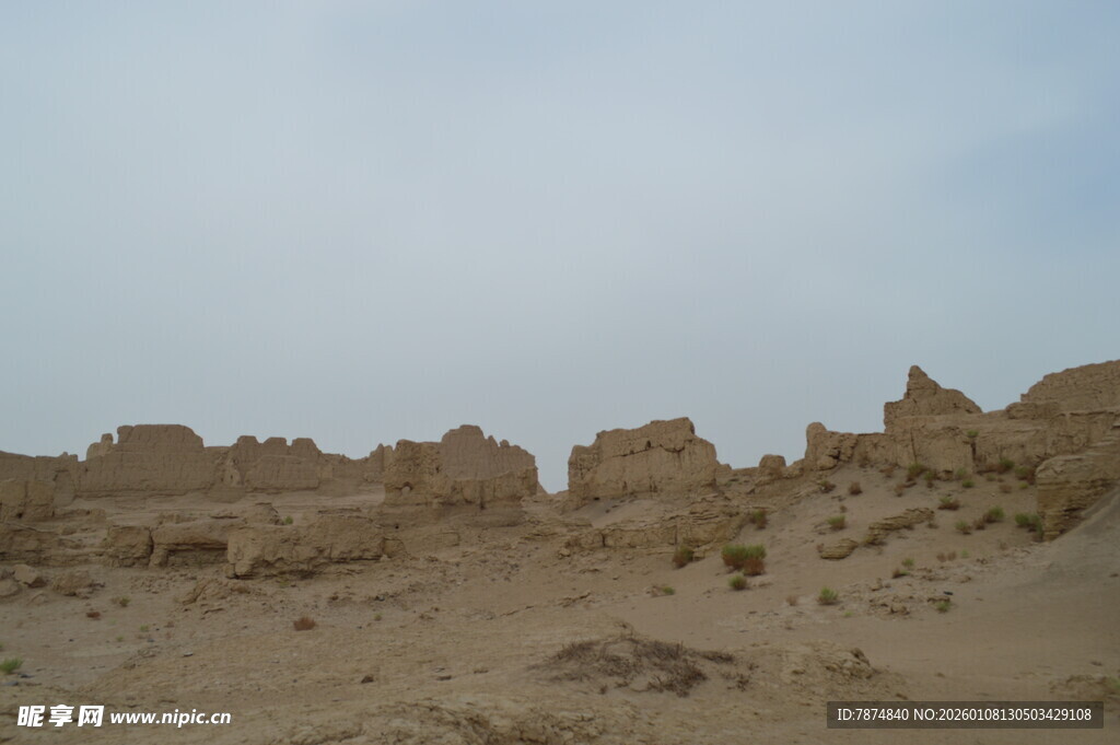 沙漠中的古老遗迹