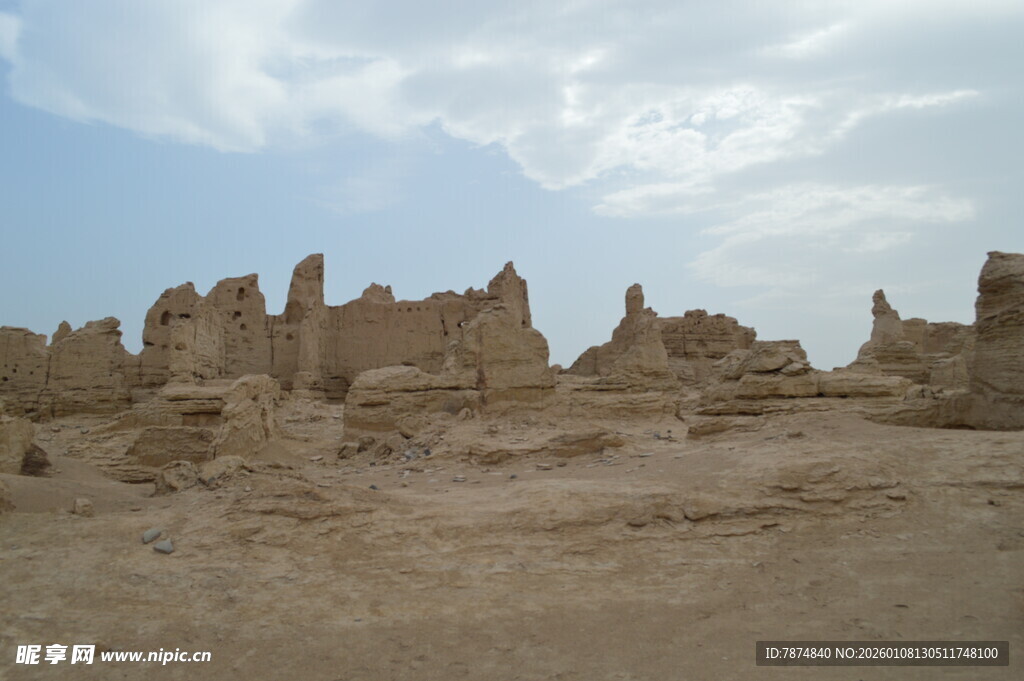 沙漠中的古老建筑遗迹