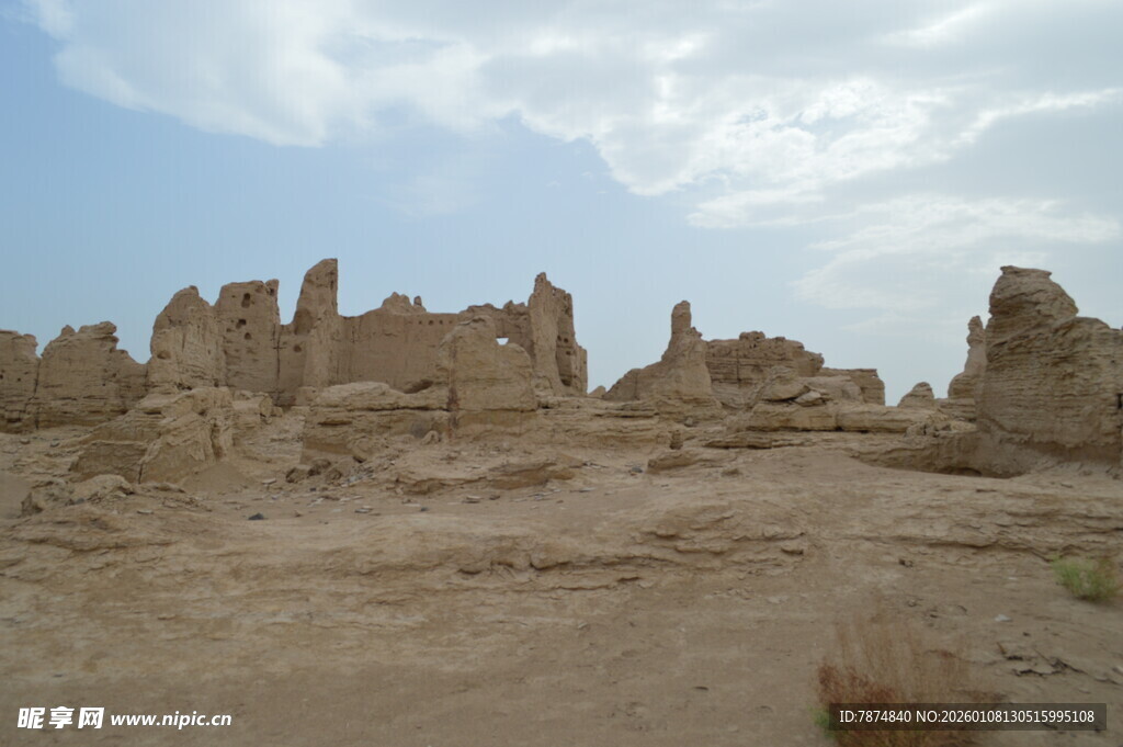 沙漠中的古老神秘建筑群