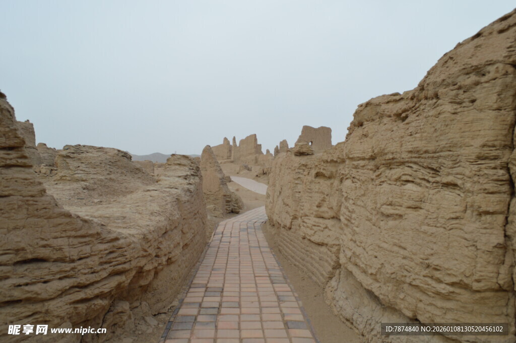 黄土沟壑中的砖石小径