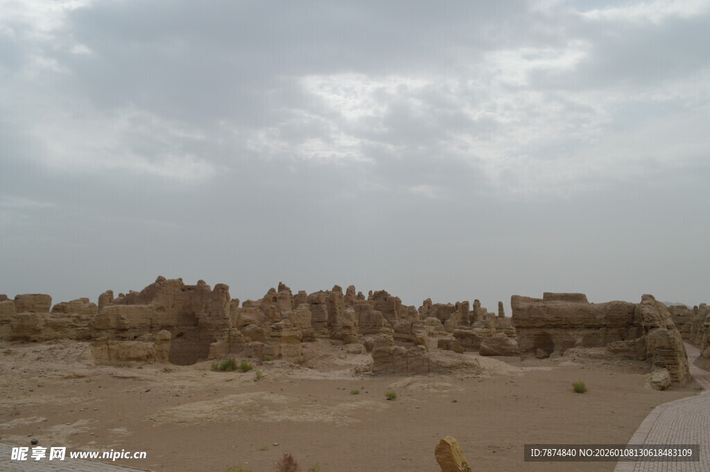 沙漠中的古老建筑遗迹