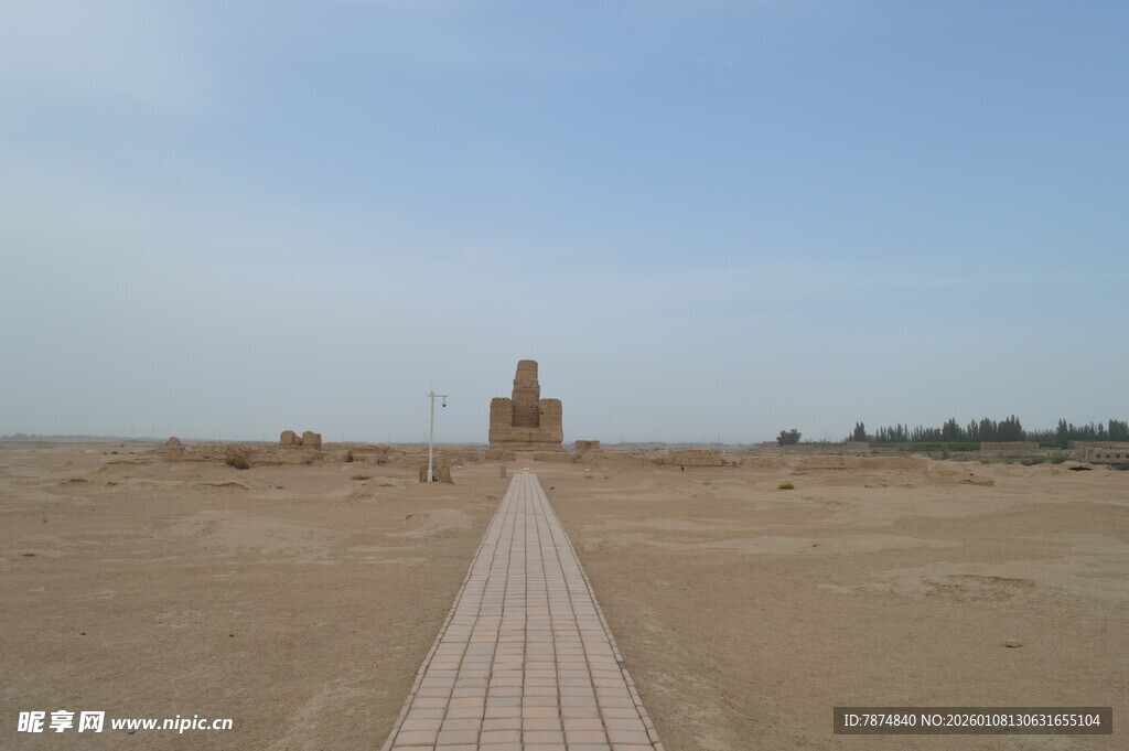 沙漠中的古朴建筑步道