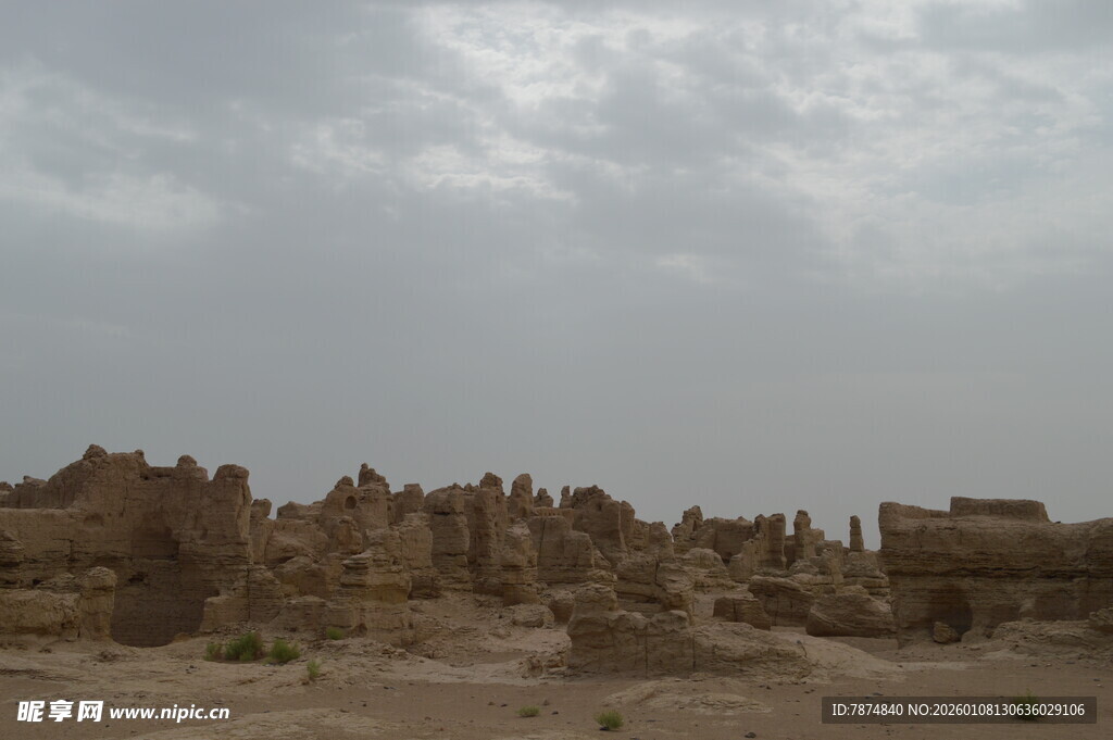 沙漠中的古老遗迹
