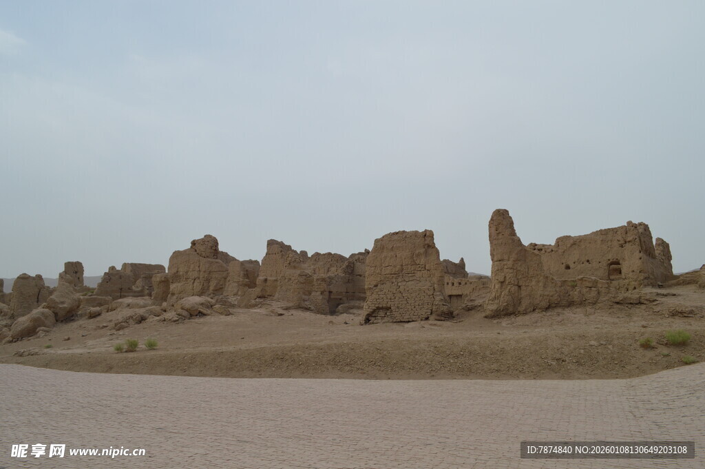 古老沙漠中的残垣断壁