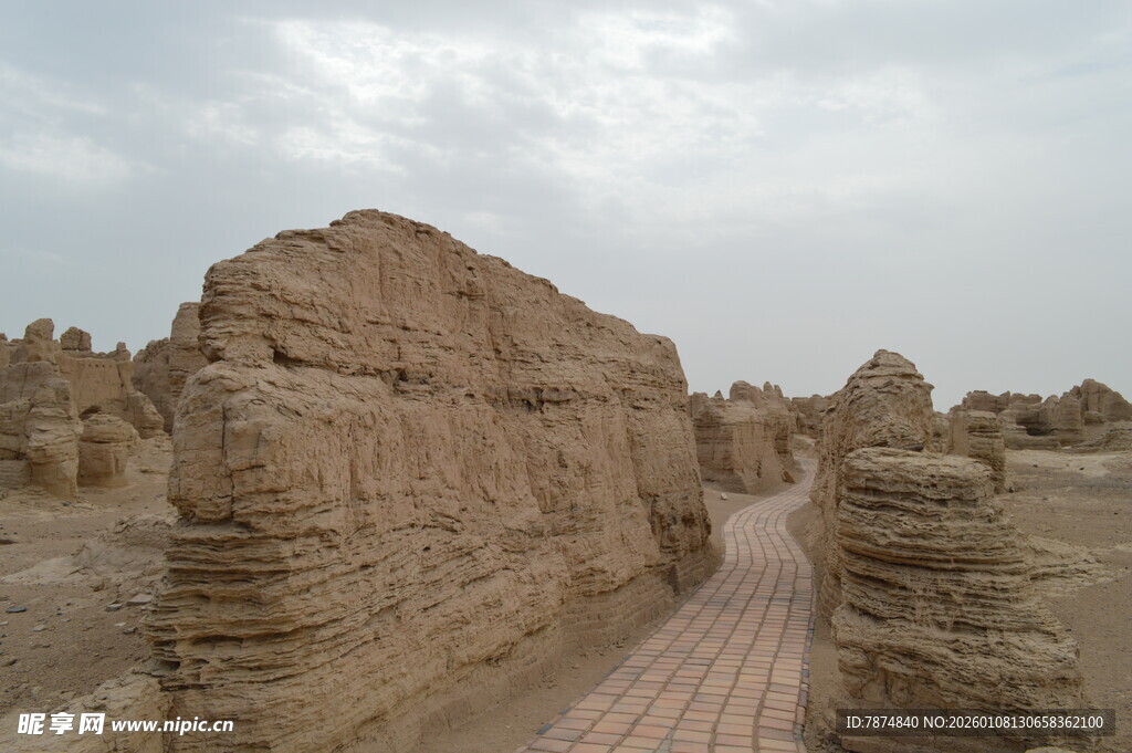 古老土筑遗迹景观