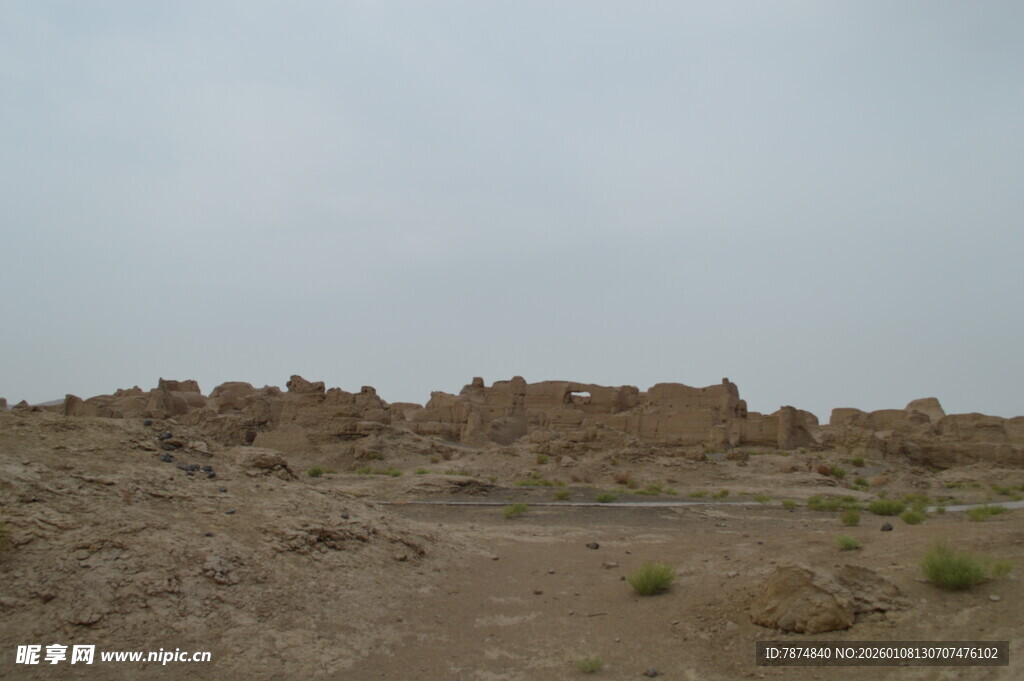 沙漠中的古老建筑遗迹