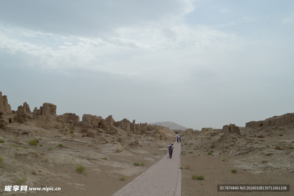 沙漠中一人独行的荒凉之路