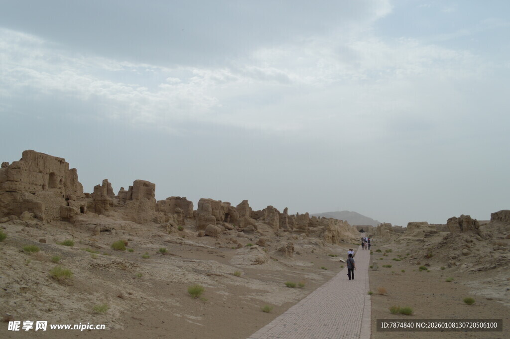 沙漠孤行者 古韵遗迹相伴