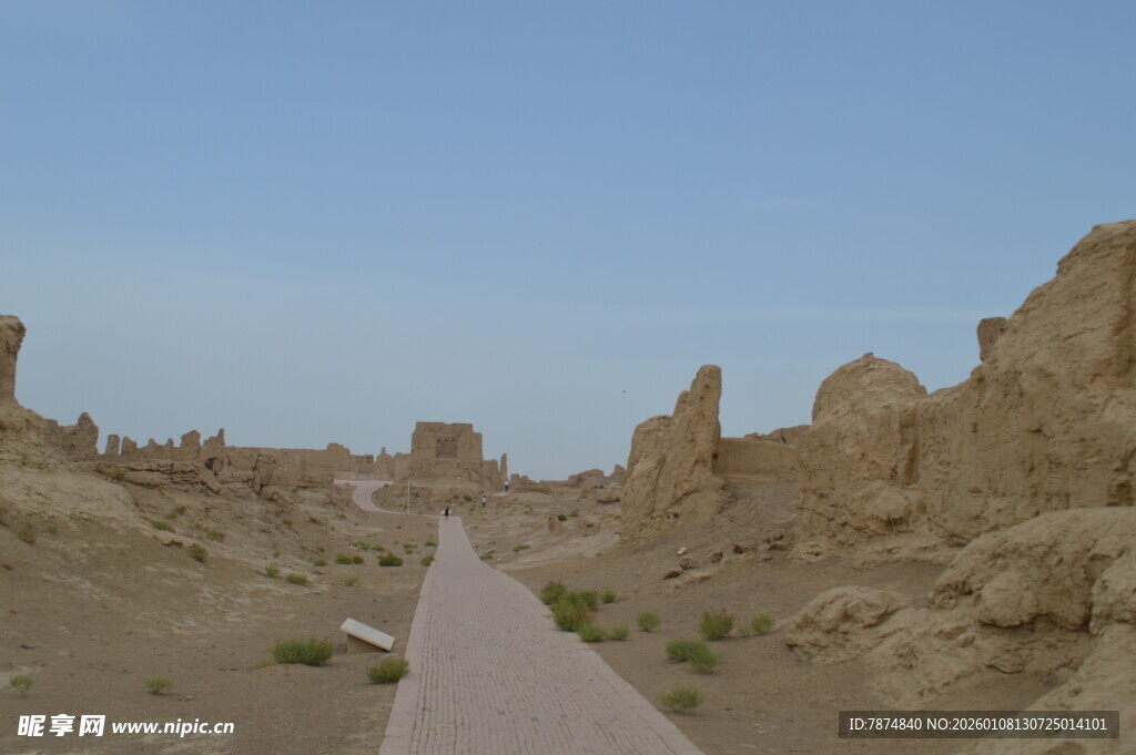 沙漠中的古老遗迹之路