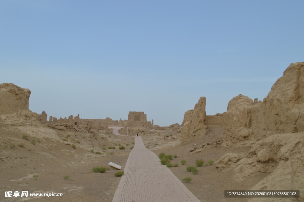 荒漠中的古老遗迹之路