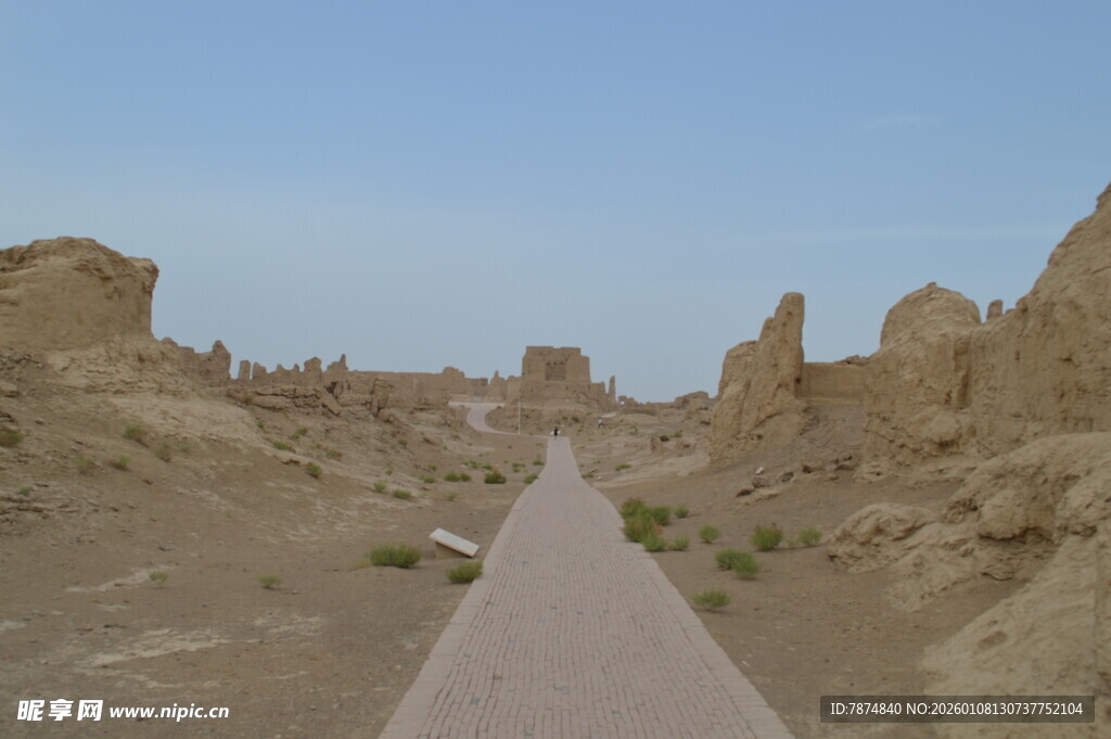 沙漠中的古老遗迹之路
