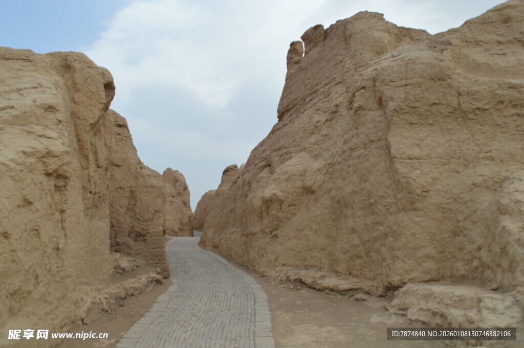沙漠峡谷中的蜿蜒小路