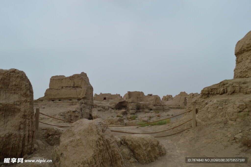 沙漠中的古老遗迹景观