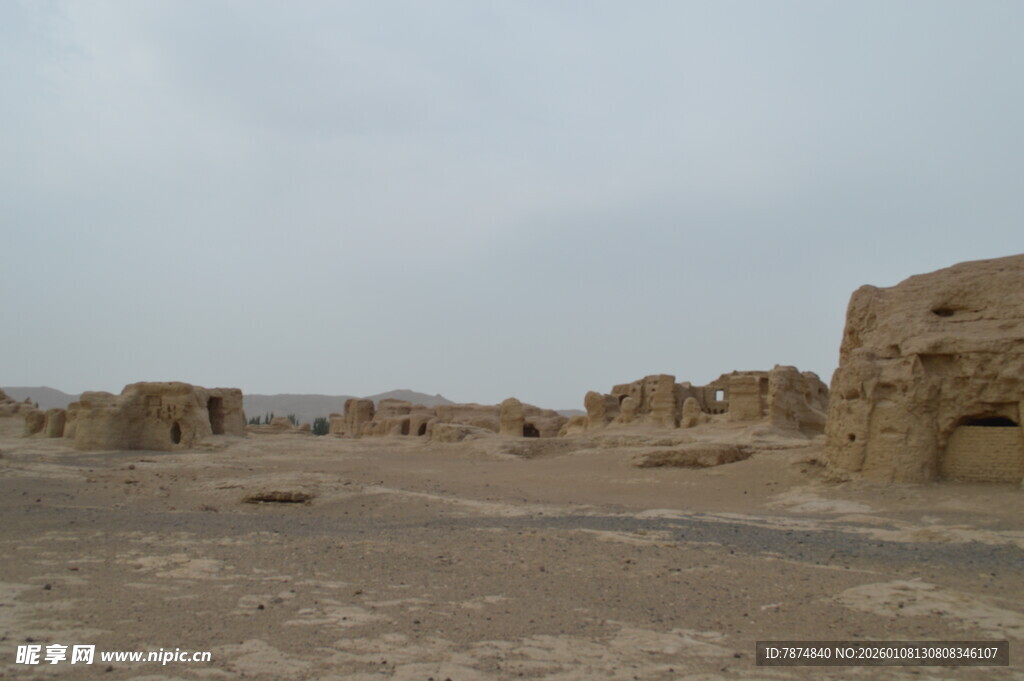 沙漠中的古老建筑遗迹