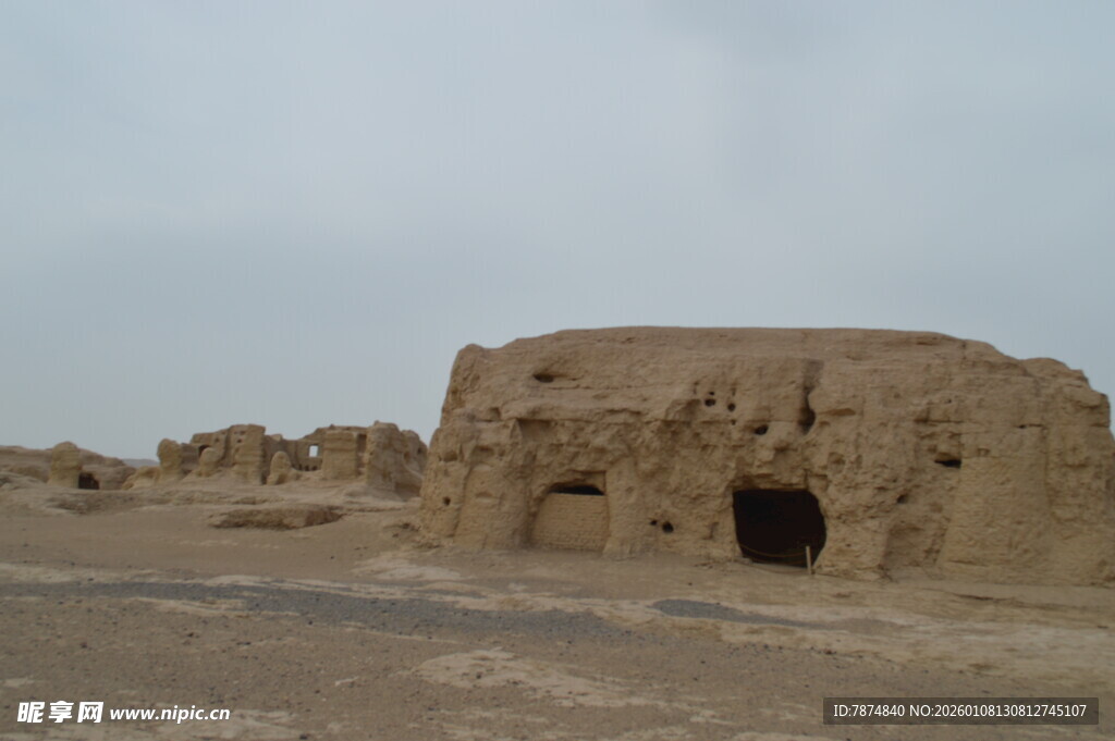 沙漠中的古老土坯建筑遗迹