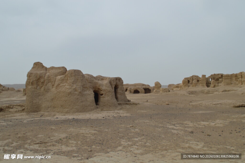 沙漠中的古老土筑遗迹
