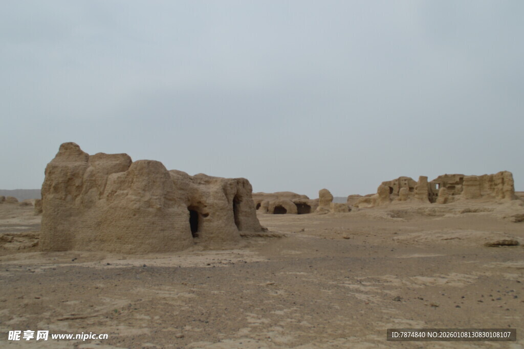 沙漠中的古老土筑遗迹