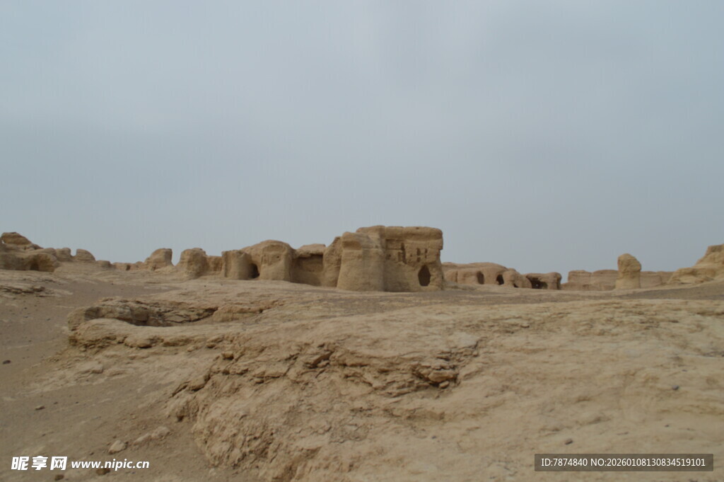 沙漠中的古老建筑遗迹