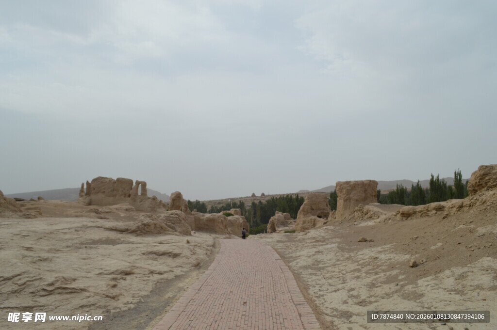 沙漠中的古老遗迹小道