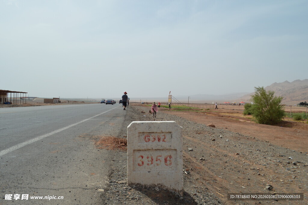沙漠公路旁的指示标志牌