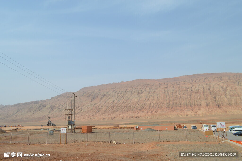 荒漠中的设施与远处山丘