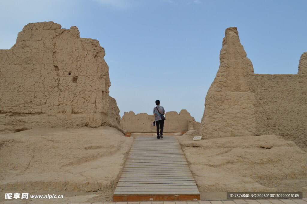 漫步沙漠古城遗迹
