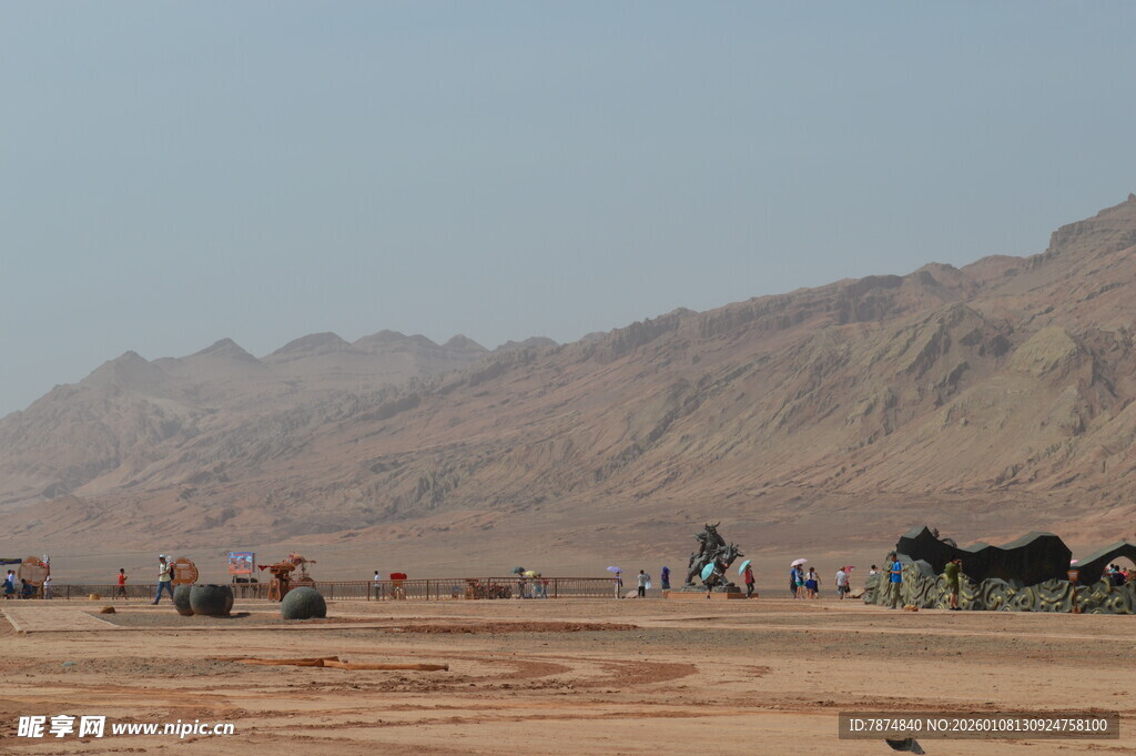 沙漠中骆驼队与壮丽山脉