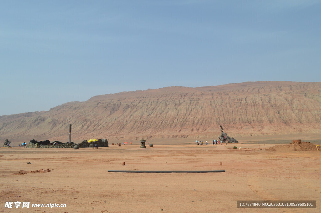 沙漠中的工业设施景观