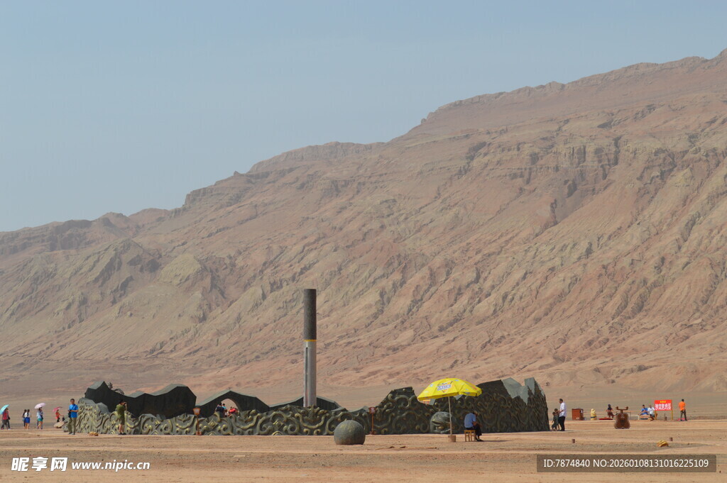 沙漠中的多彩帐篷营地
