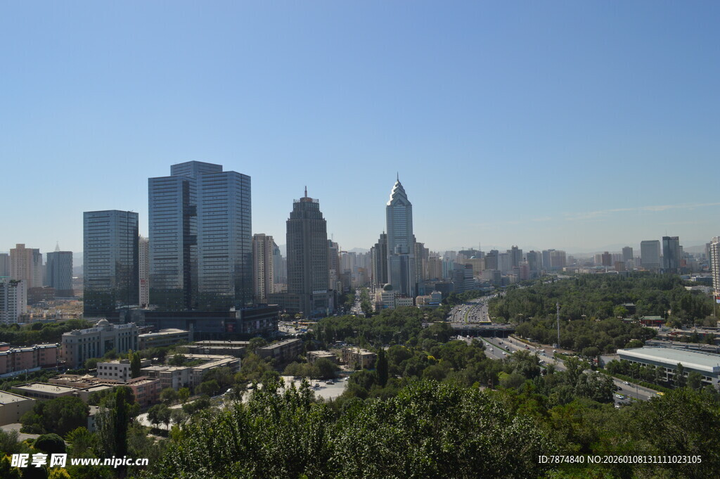 城市天际线 高楼与绿树相映