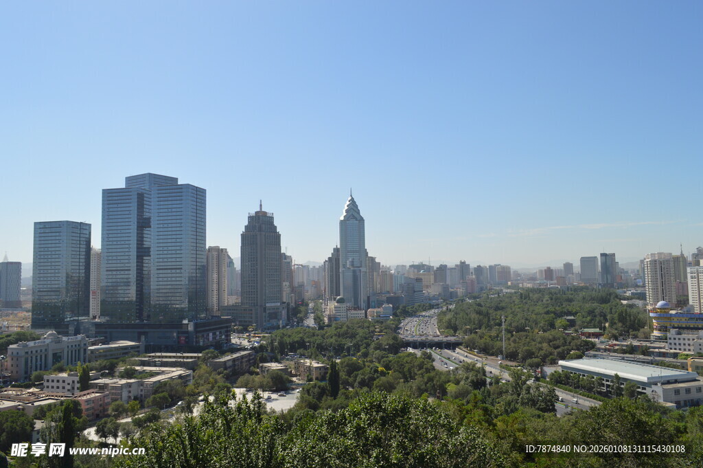 城市天际线与绿植景观