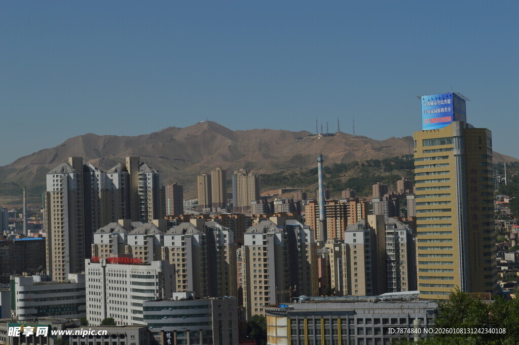 城市高楼与远山景观