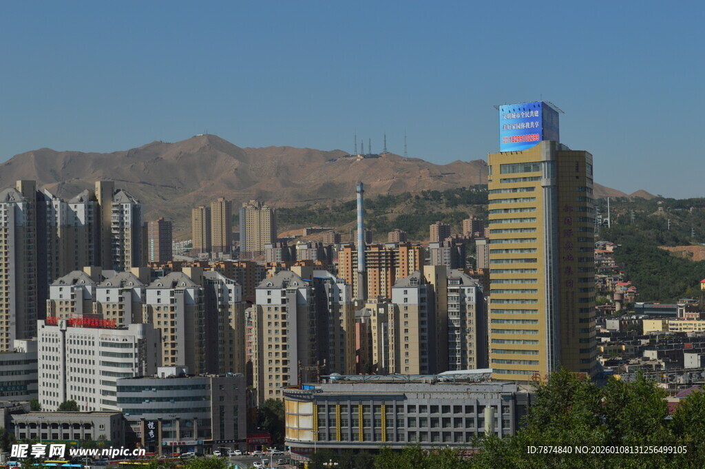 城市天际线与远山景观