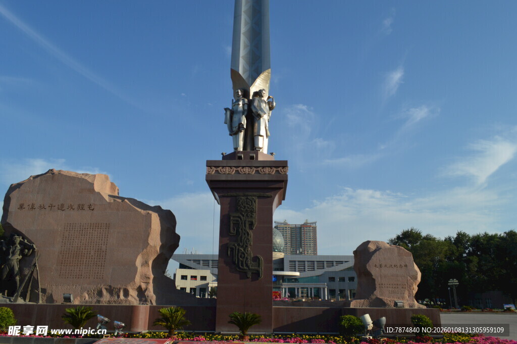 城市广场中的雕塑景观