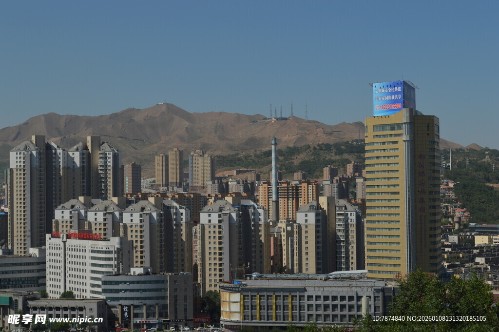 城市天际线与远山景观