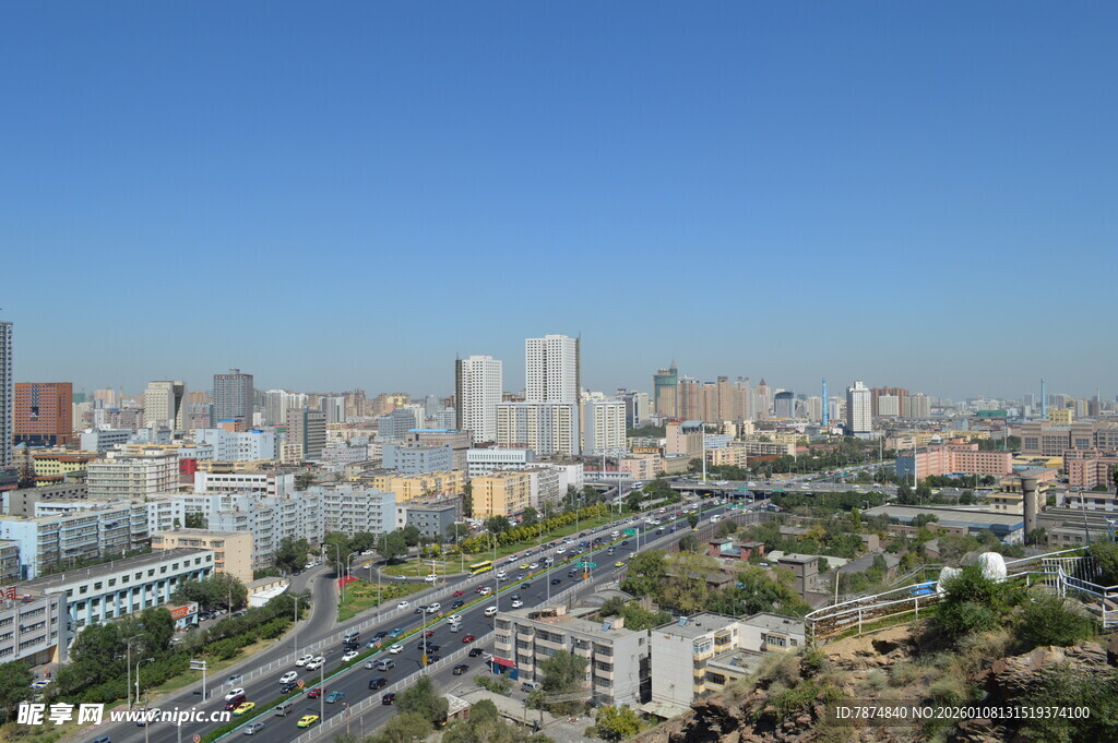 城市道路与林立高楼景观