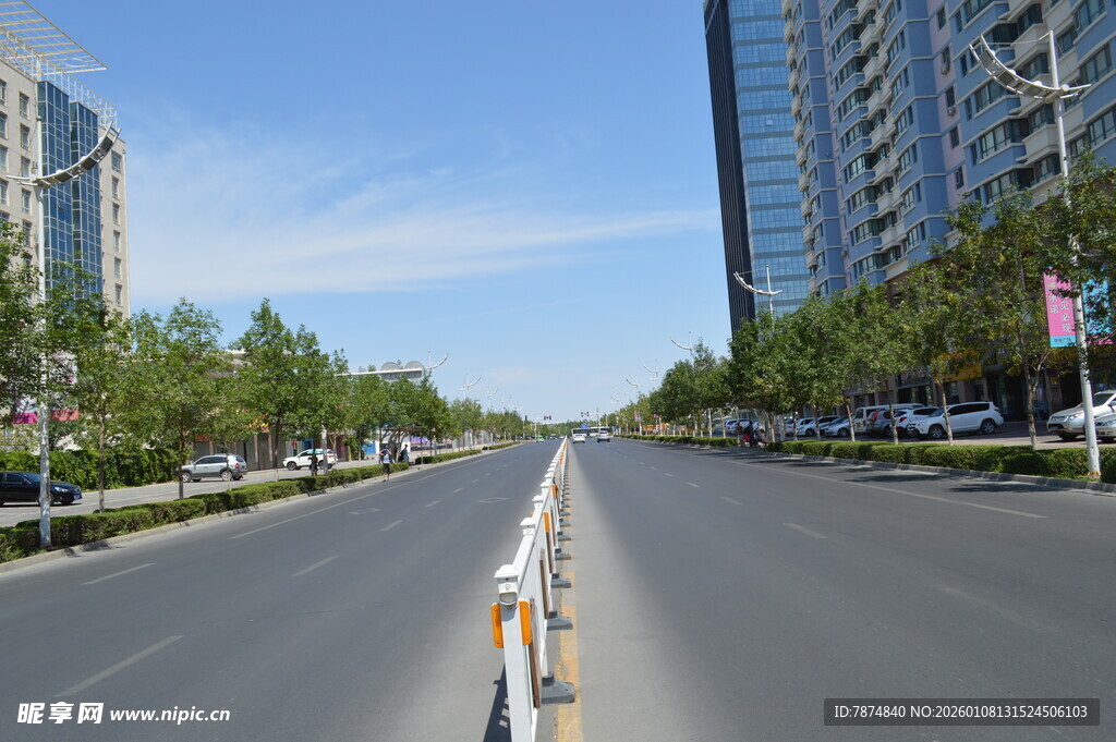 城市宽阔道路两旁高楼林立