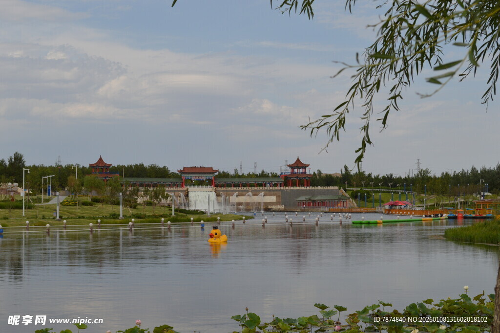 湖畔风光秀丽景色宜人
