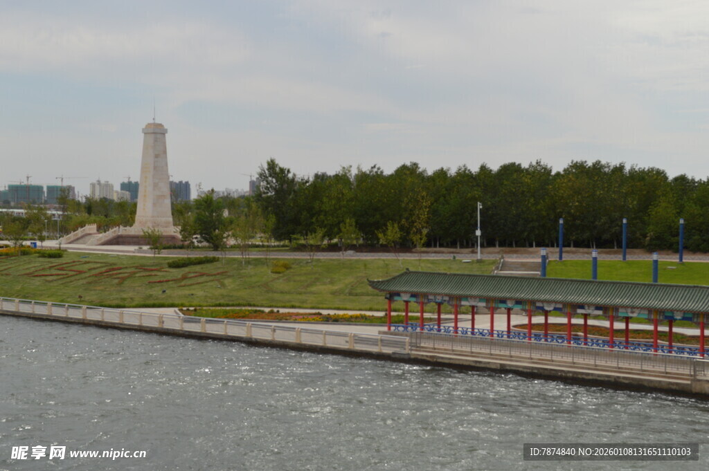 河畔纪念碑景观