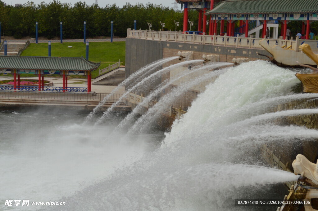 水坝水流倾泻壮观景象
