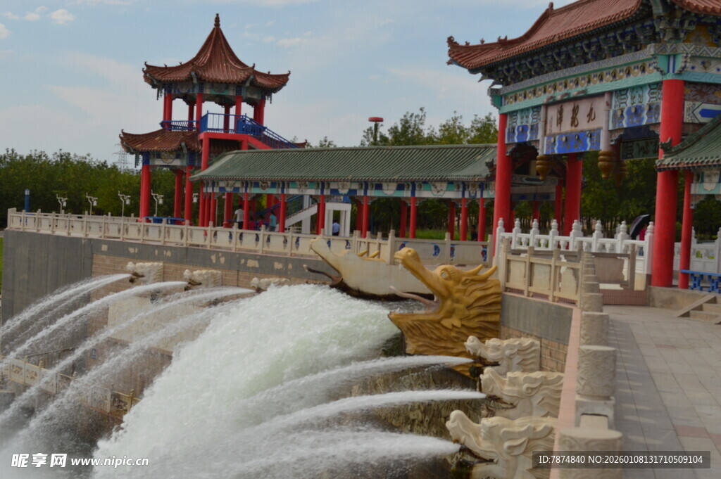 中式亭阁旁的湍急水流