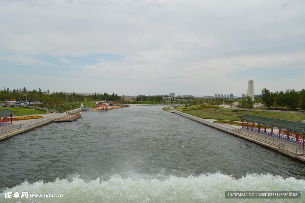 水闸景观 水流奔腾而过