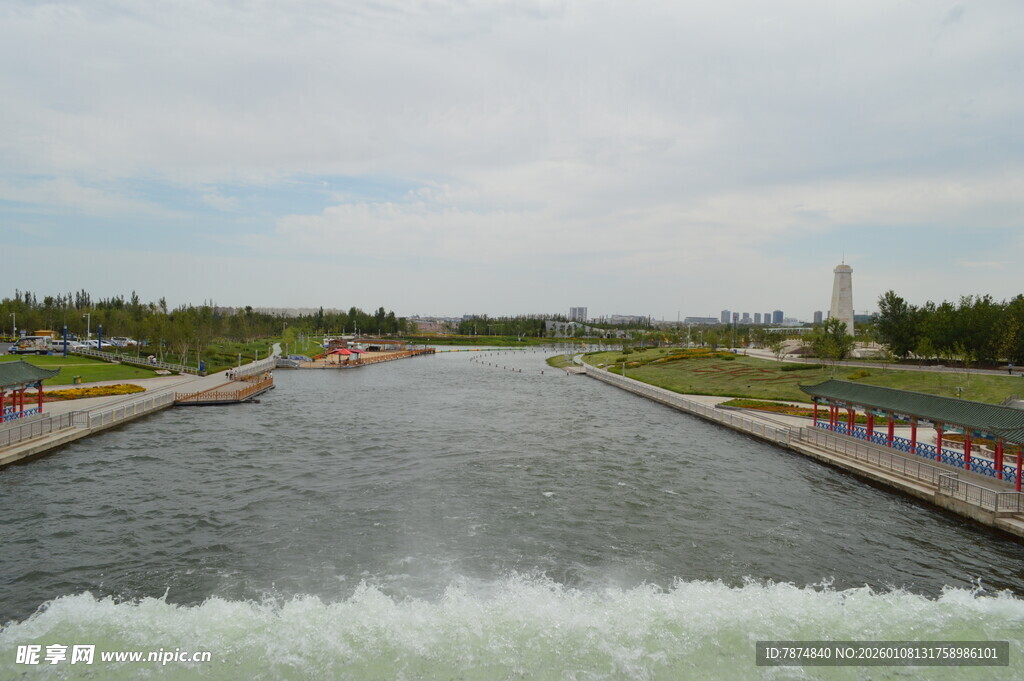 河流湍急的水利景观