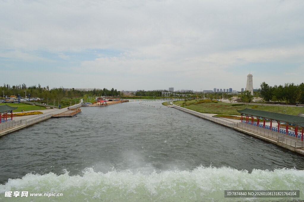 水闸放水景观