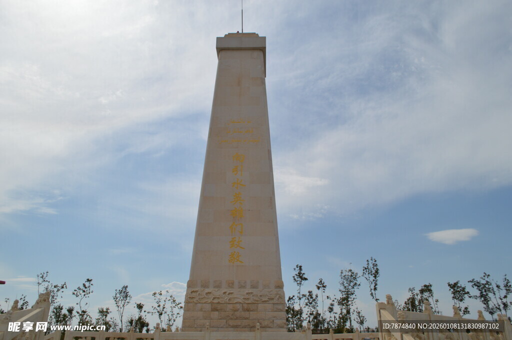 高耸纪念碑屹立于蓝天